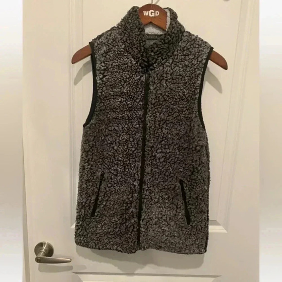 ZESICA SLEEVELESS FUZZY FLEECE ZIPPER VEST Women’s Size Small - Picture 2 of 6